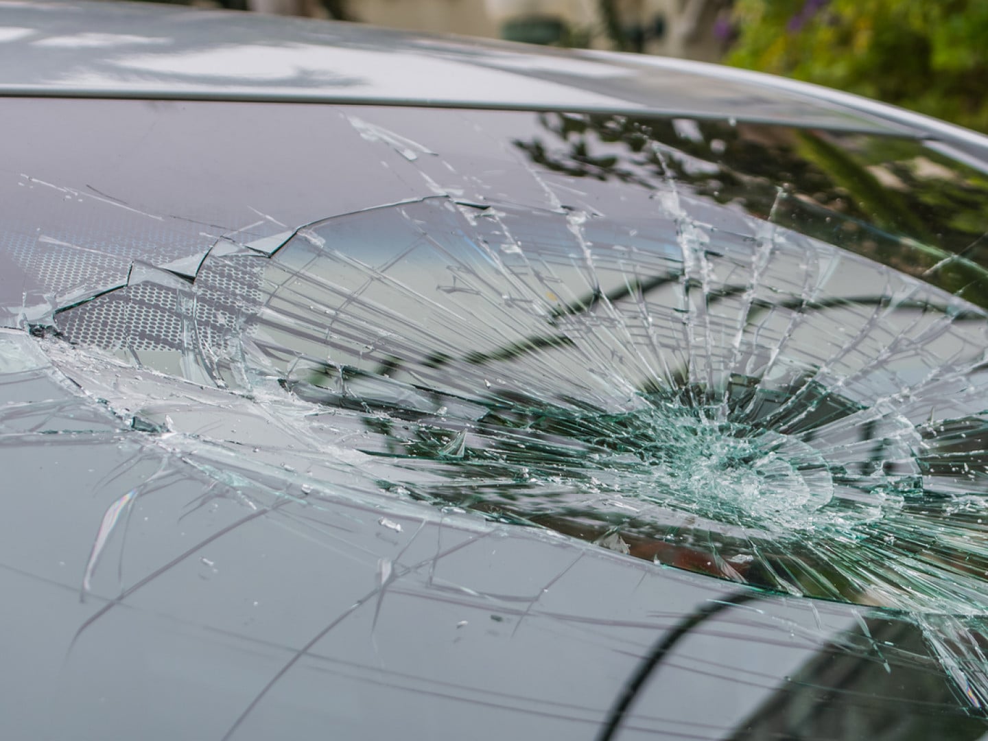 Broken-Car-Windshield-120375806 (1)