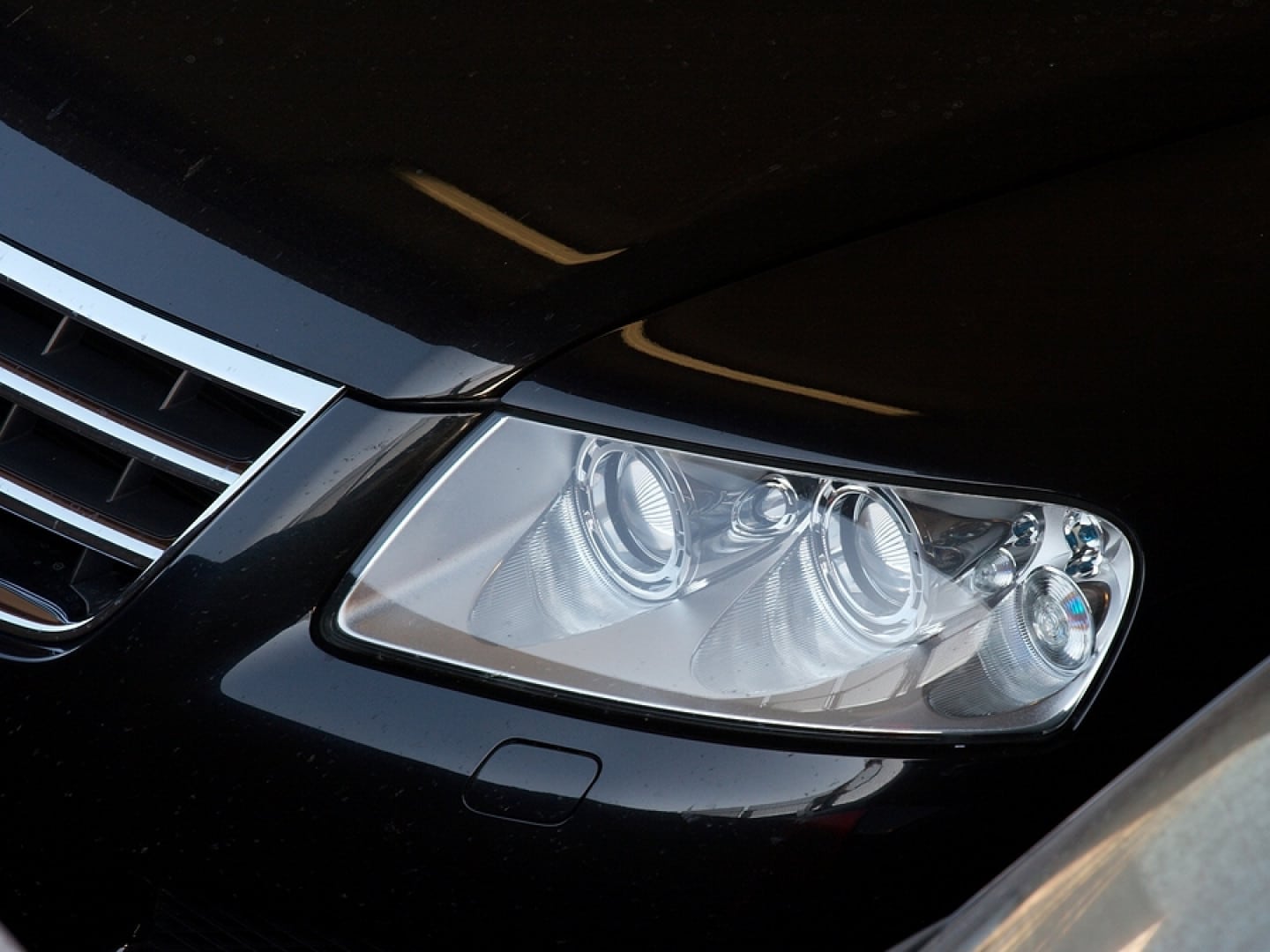 Closeup-of-the-headlights-of-a-26294264 (1)