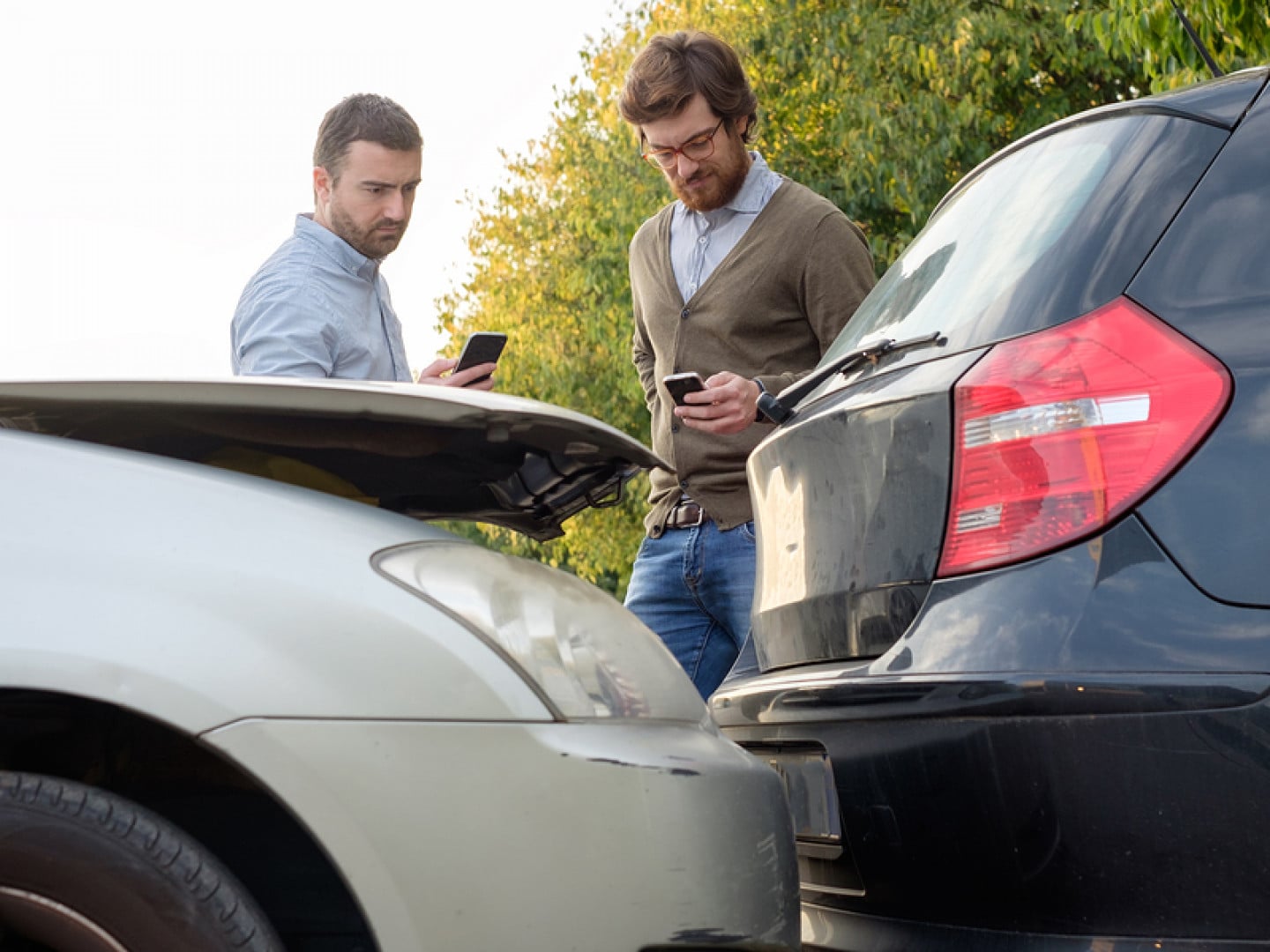 Men-Calling-Car-Mechanic-Insur-154605452 (1)